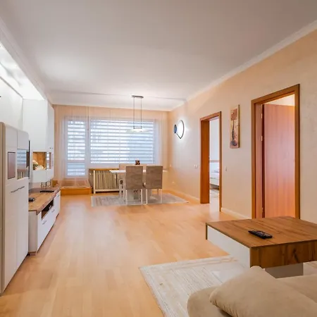 Апартамент Luxury Sauna And Jacuzzi Flat Near Zaimov Park