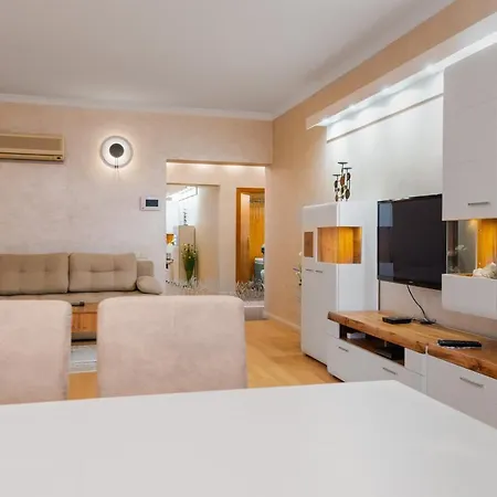 Luxury Sauna And Jacuzzi Flat Near Zaimov Park Apartman